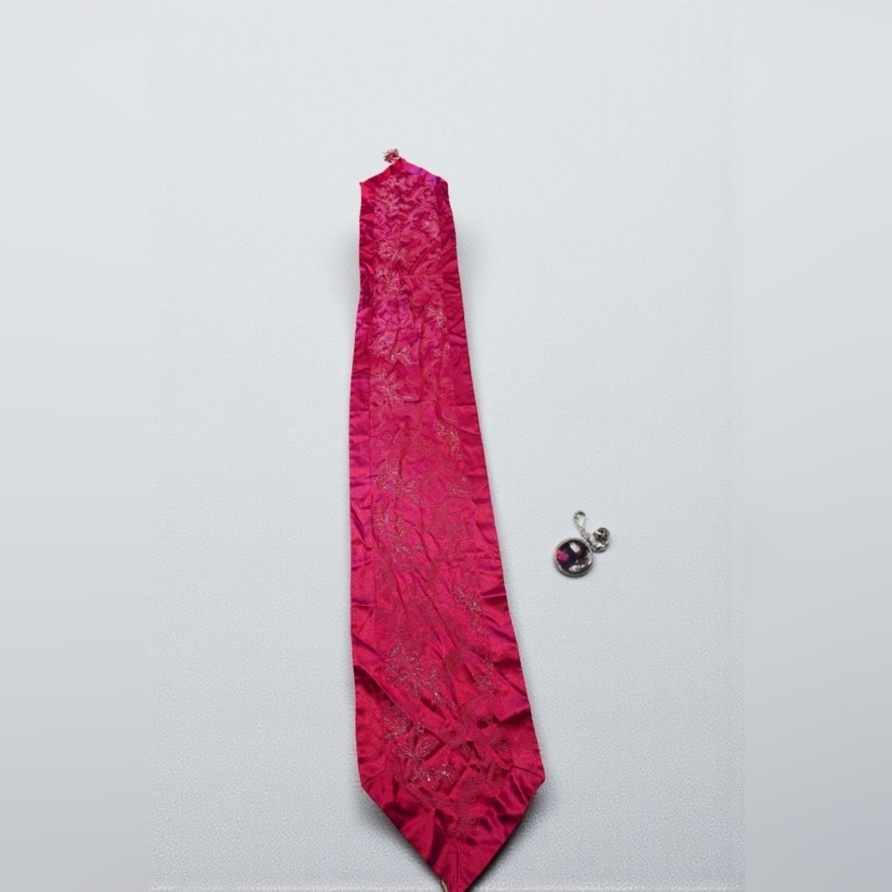 Elegant Red Sparkle Table Runner (EUC)